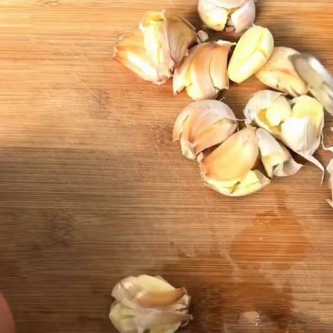 Cut the garlic and ginger into very fine sizes and crush it using mortar and pestle 1
