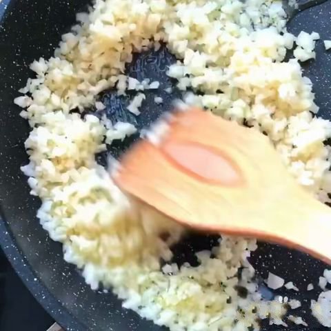 Heat up the oil then add the garlic and fry until fragrant