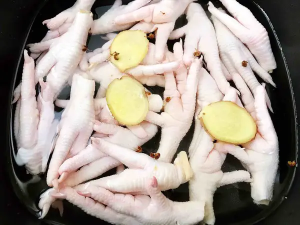 Putting the chicken feet into the pot