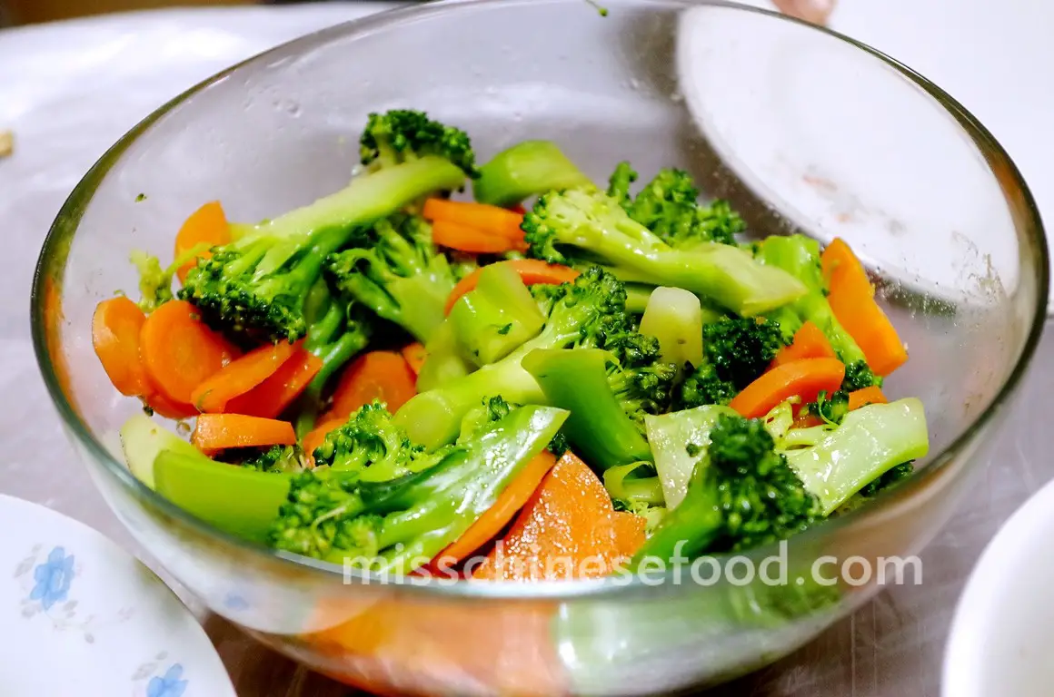 Steamed broccoli with onion, mushroom, carrot and pepper.