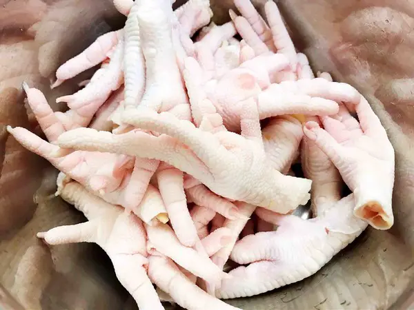 Washing chicken feet repeatedly