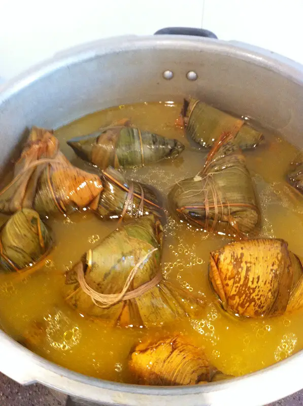 Aroma four overflow of meat zongzi out of the pot