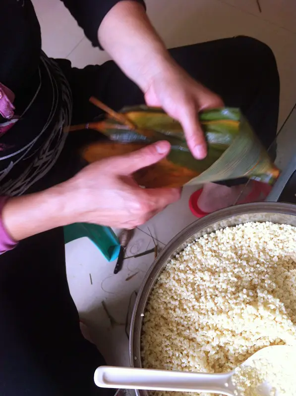 Begin to pack zongzi,