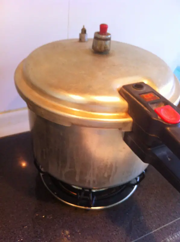Cover pressure cooker lid and air valve