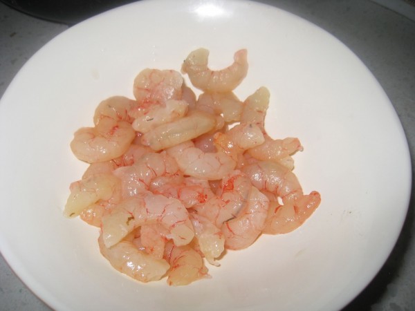 Defrost shrimps and drain