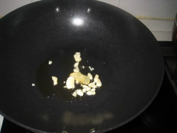 Heat oil pan, add ginger garlic saute fragrant