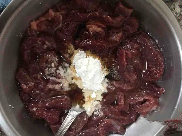 Mix the beef with soy sauce, ginger garlic, wines, chilies and pepper and put in a ziplock bag