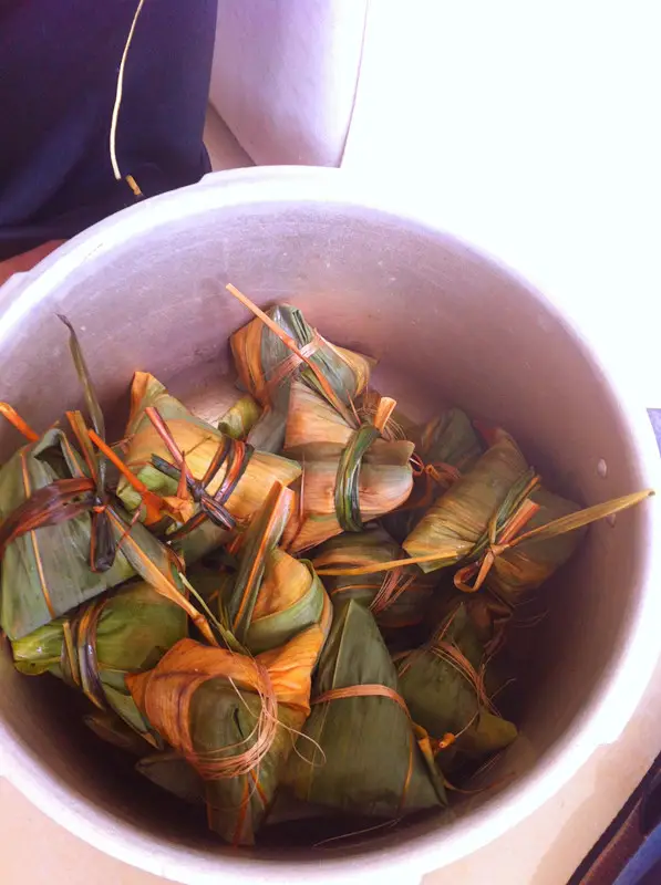 Place the zongzi in a large pressure cooker.