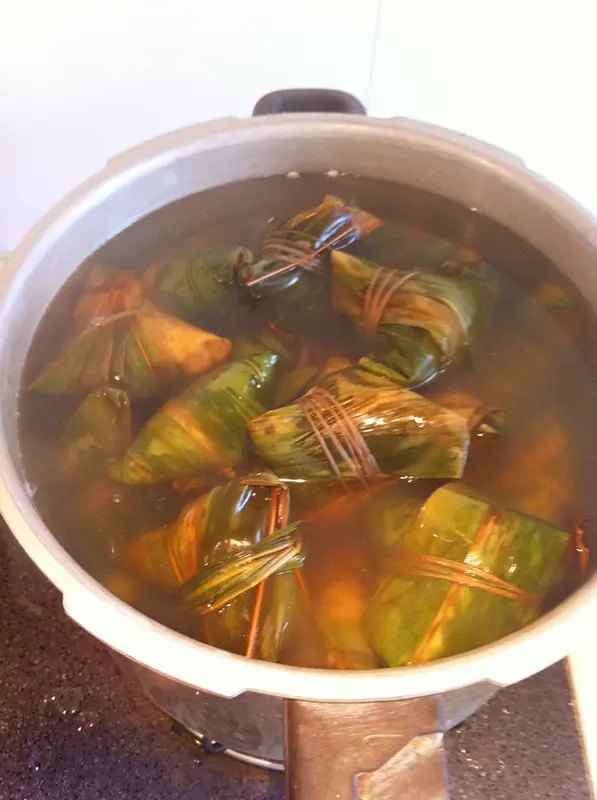 Pour in boiling water, boiling water to cover the zongzi