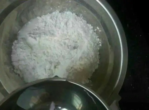 Put glutinous rice flour into a basin, slowly pour water, while adding chopsticks to stir