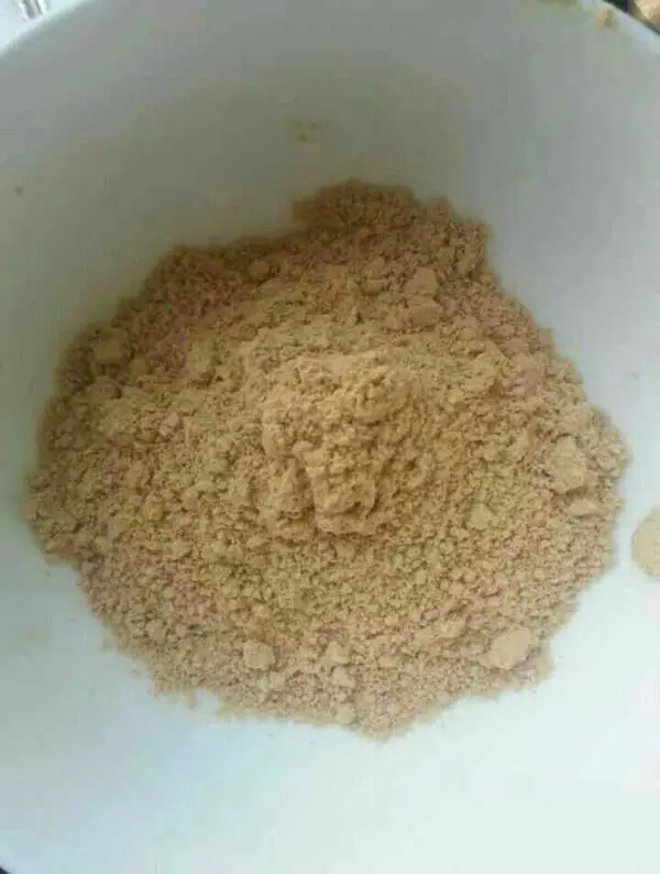 Put the soybean flour into the pot without oil or water, keep stirring until the color becomes dark