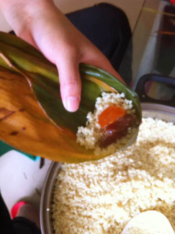 Spoon in half of the glutinous rice