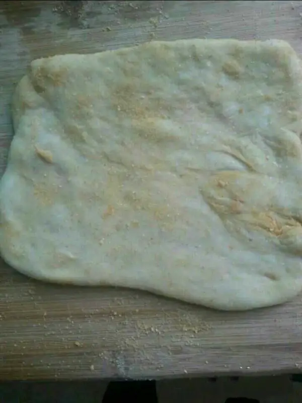 Spread a layer of Fried soybean flour on the cutting board