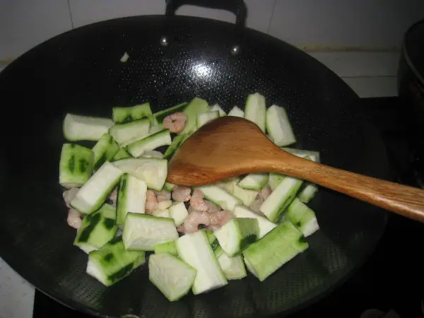 When loofah gets soft, adding suitable amount of salt