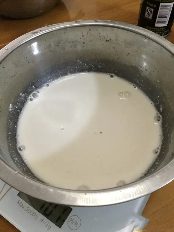 Add 100g of clear water and stir to make a powder without particles