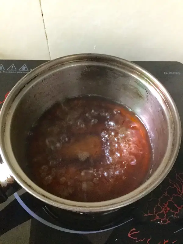 Add 60 grams of sugar to 100 grams of clear water
