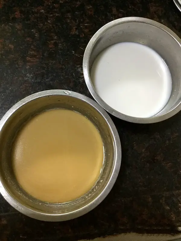 Pour the sugar water into the powder paste of clear water and stir evenly