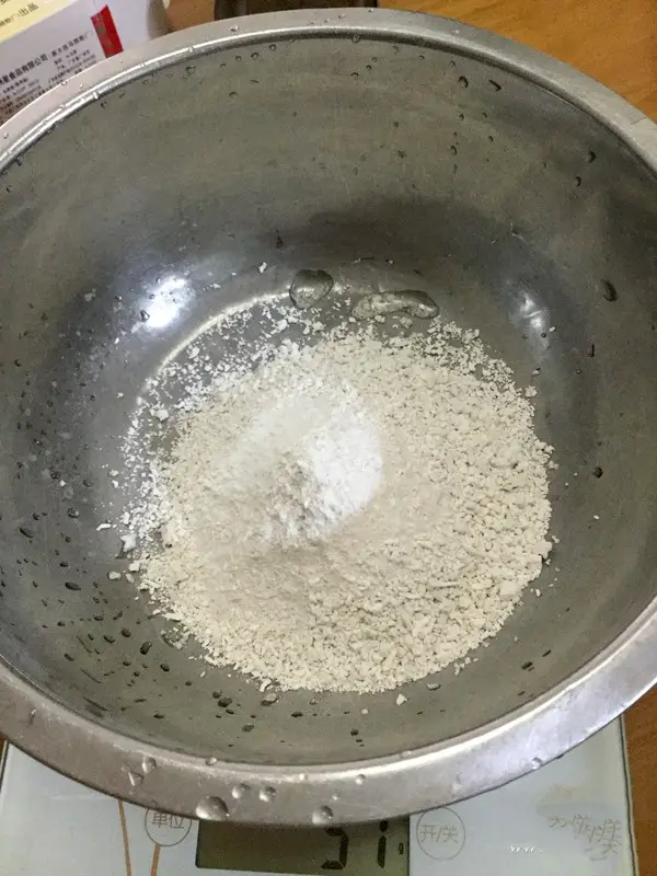 Take 50 grams of water chestnut powder.