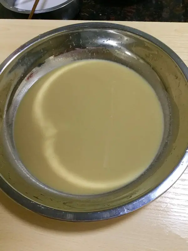 Take a proper amount of syrup and spread it evenly on the bottom of the dish