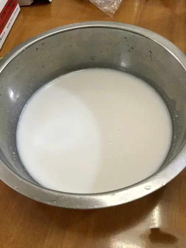 Then add 200 grams of coconut juice and stir to make a granulated powder