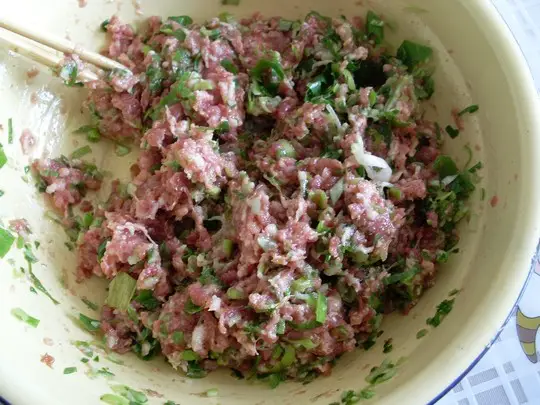 Add pork stuffing, pickled cabbage stuffing and scallion