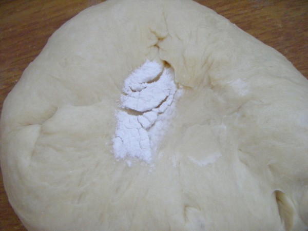 Add the soda and use water to melt the soda. Knead into the dough.