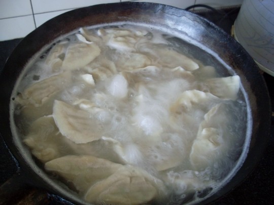 Bring the water to the boil and put it in the dumplings, and cook it.