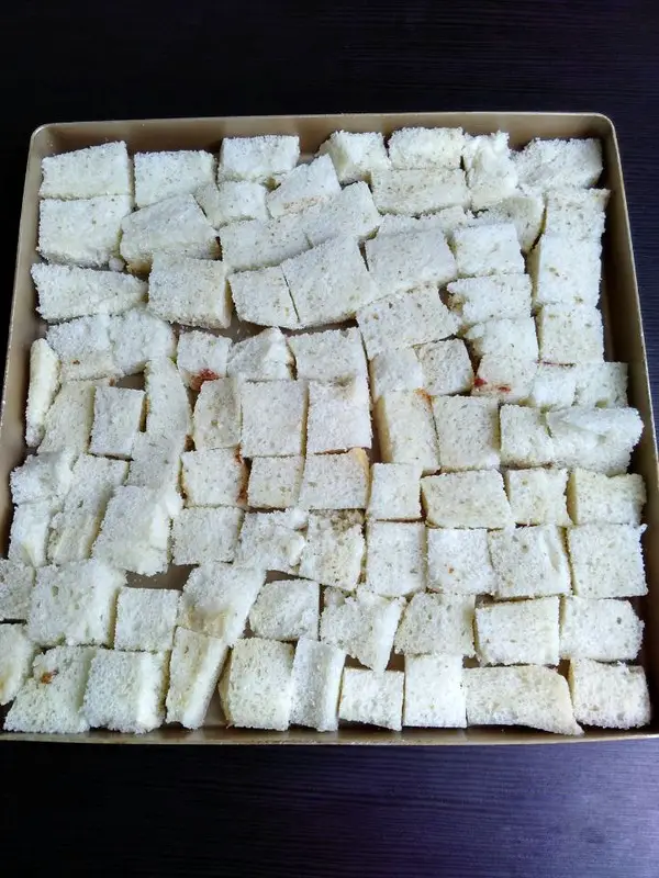 Cut the bread into cubes of uniform thickness and size
