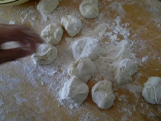 Divide the kneaded dough into evenly sized dough.