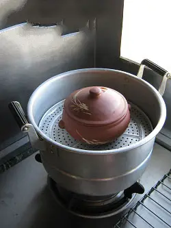 If you don't have a suitable soup pot in your home, you can also put the steamer in the steamer.