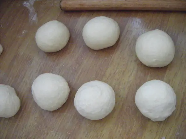 Leave the kneaded dough to rest for ten minutes.