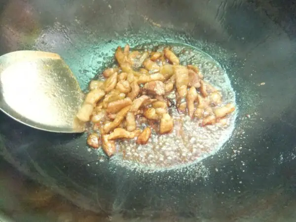 Put in a moderate amount of soy sauce, MSG.