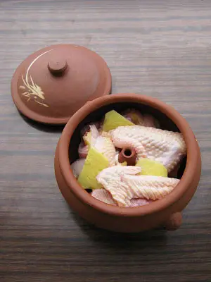 Wash the chicken and cut it into small pieces.