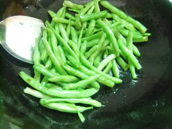 Wash the green beans. Put the oil in the pan