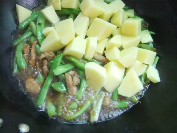When the soup is boiled in the pan, put in the chopped potatoes