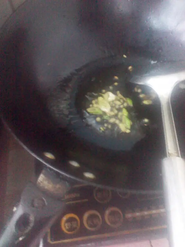 Add oil to the pot,