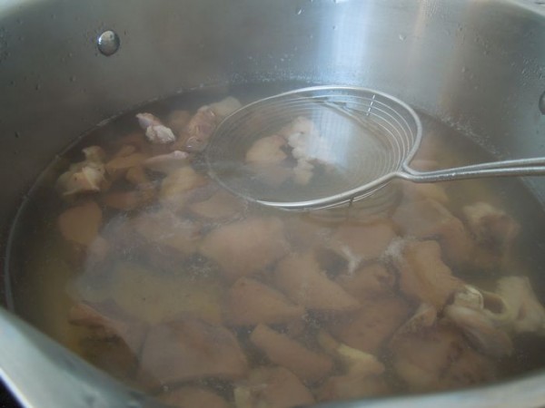 Sliced pig's heart should be blanched in the pot first